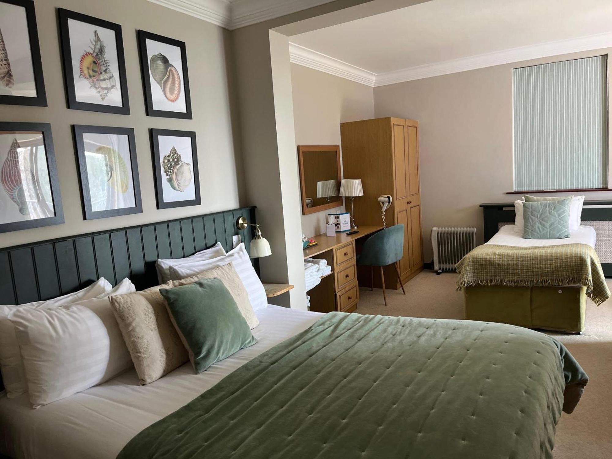 No: 1 The Esplanade Guest Accommodation. Tenby Habitación foto