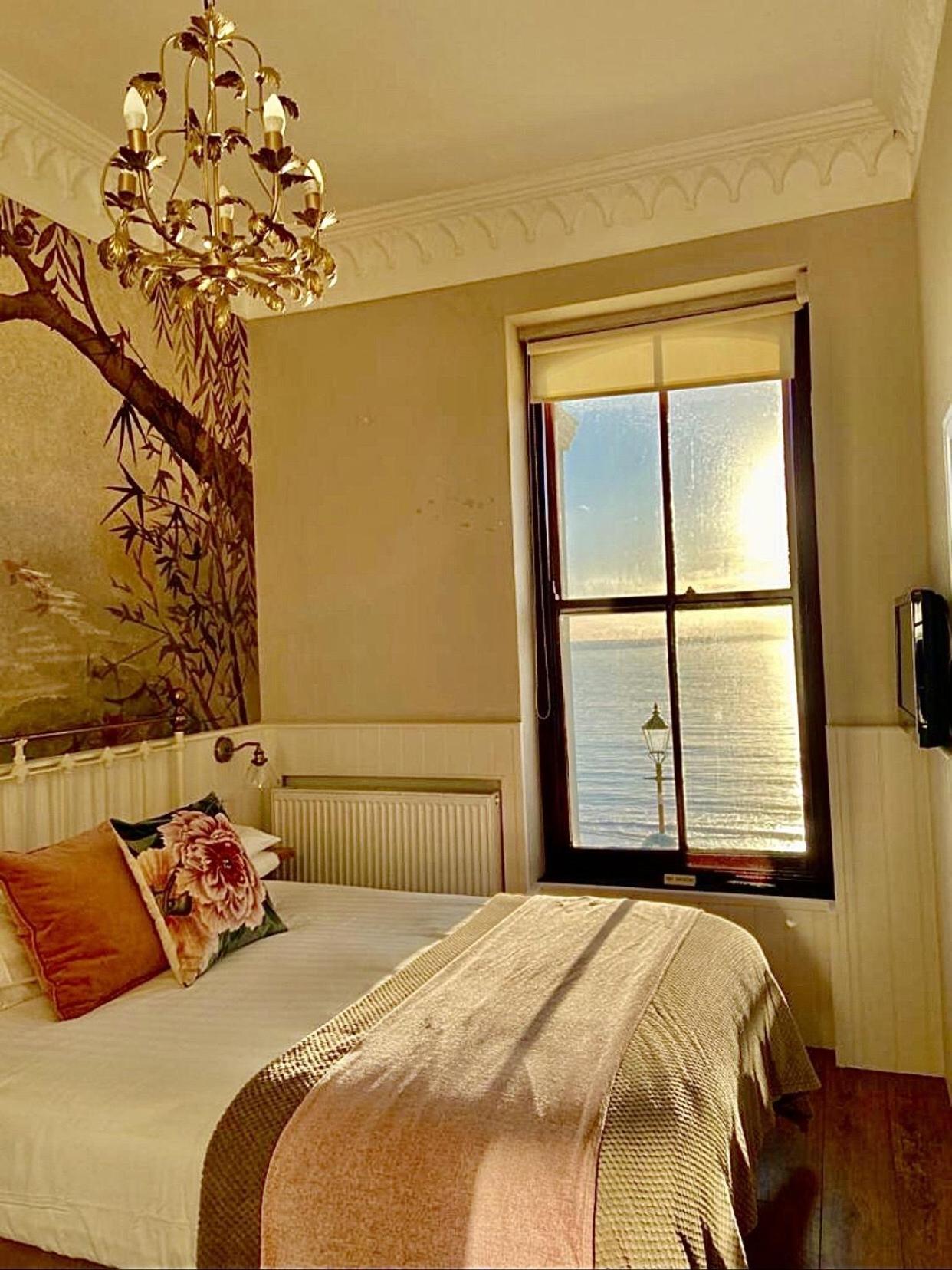 No: 1 The Esplanade Guest Accommodation. Tenby Habitación foto